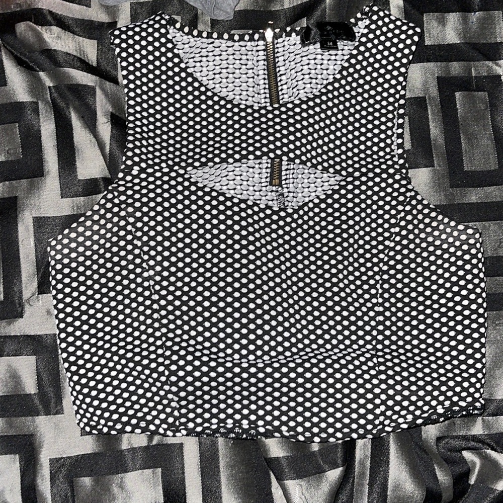 Black and white dotted pattern short sleeve crop top